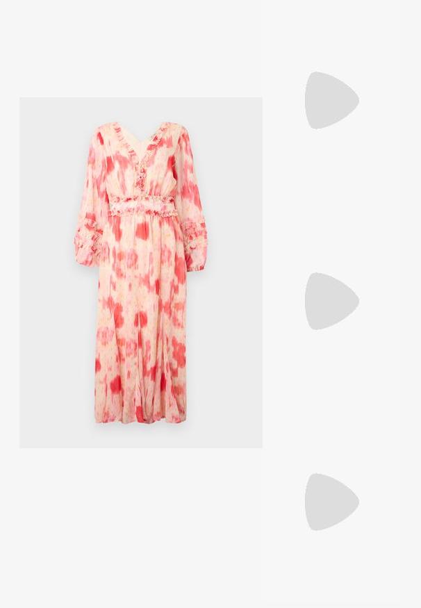 Rue de Femme INDIRA DRESS - Kokteiļkleita/ballīšu kleita - off white; Melnas patentētas ādas potīšu zābaki ar norādītu pirkstu un vidēja augstuma kvadrātveida papēdi. Gluda tekstūra un minimālisma dizains.; Melnā somiņa ar strukturētu formu, gludu tekstūru un metālu sprādzi. Saskaņota ar platām melnām biksēm un sandālēm ar atvērtu purngalu uz koka grīdas.; Zeltainā tonī auskari, kas iekļauj dažādus dizainus, tostarp pīrsingu, gredzenus un karājošus elementus ar pērlēm un rhinestones.