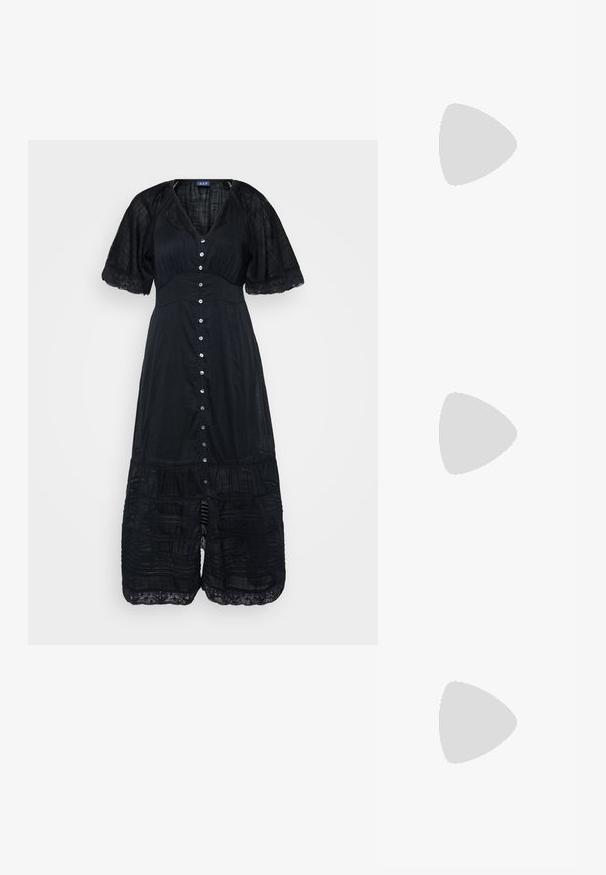 Robe noire avec un décolleté en V, des manches courtes et un devant à boutons. Présente des dentelles et des volants superposés au niveau de l'ourlet. Tissu léger et texturé.; Jupe plissée noire avec un ourlet asymétrique, associée à des ballerines rouges brillantes avec un design à bandoulière. Le tissu a une texture lisse.; Lunettes de soleil transparentes roses avec des verres ovales, teintés d'un rouge foncé, et des branches fines, présentant une finition lisse et des détails subtils sur la monture.; Collier en chaîne en métal argenté avec des perles blanches alternées, présentant un fermoir sécurisé et une finition lisse et polie.