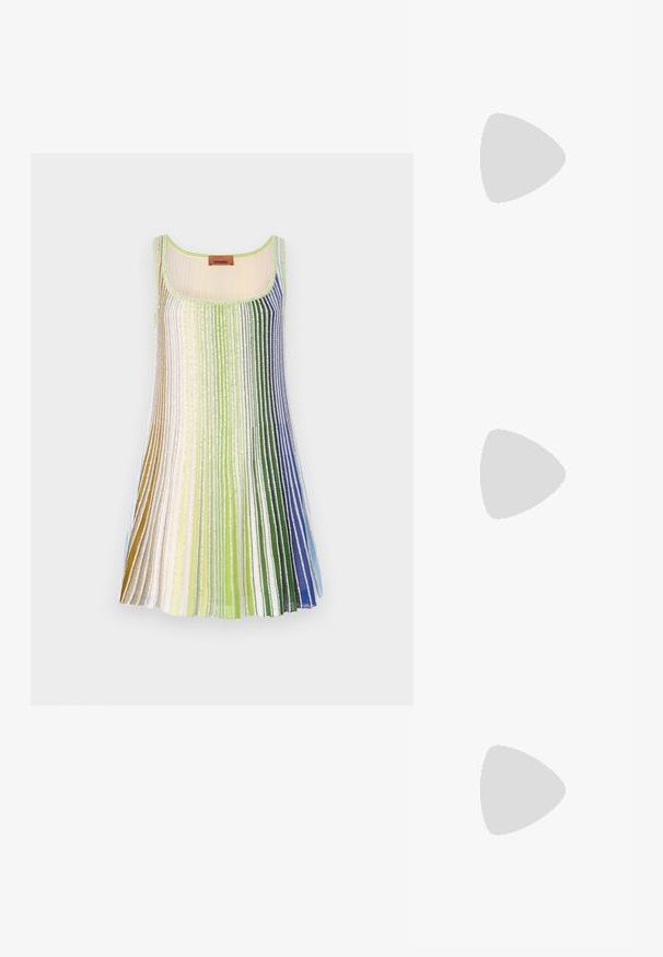 Pleated sleeveless dress with gradient color sequins: gold, green, blue, and white, featuring a square neckline and textured fabric.; Valkoinen lyhythihainen paita pyöreällä kaula-aukolla ja pitsikoristeilla hihoissa. Valmistettu sileästä kankaasta, jossa on hieman lyhyempi leikkaus.; Naisten leopardikuvioiset slingback-kengät matalalla paksupohjalla ja kultaisella soljella sivunauhoissa, esitetty sivuprofiilissa yksinkertaisella taustalla.; Monivärinen kolmiotaitettu laukku, joka on valmistettu tekstuurista kankaasta ja jossa on vaakasuoria raitoja vaaleanpunaisen, oranssin ja ruskean sävyissä, mustalla nahka-akselilla.