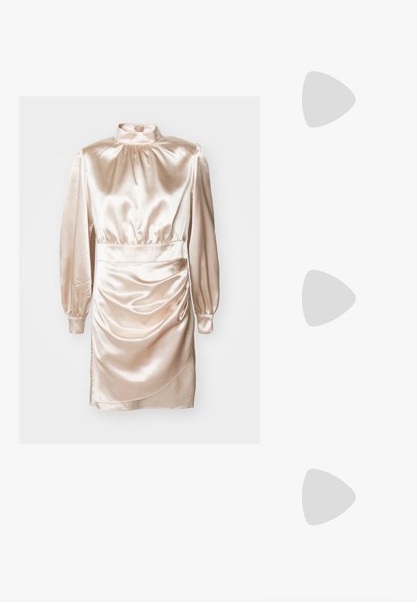 Saténové šaty s dlouhým rukávem v jemné broskvové barvě, s vysokým límcem, nařaseným pasem a drapériemi. Hladký, lesklý povrch.; Bílé sandály na vysokém podpatku s texturovaným páskem zdobeným rhinestony, otevřená špička a kotníkový pásek s nastavitelnou sponou.; Sluneční brýle s kočičím designem, bílý plastový rám, šedé gradientové čočky a tenké nožičky s jemným detailem značky.; Zlaté kruhové náušnice s texturovaným designem a třemi jasnými krystalovými akcenty na jedné straně, které nabízejí moderní geometrickou estetiku.