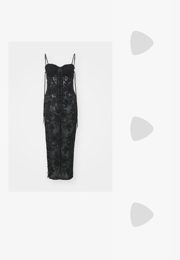 Sinead Gorey EYELET DRESS - Rochie cocktail/Rochie petrecere - black; Pantofii slingback din piele neagră, cu vârf ascuțit, toc subțire și un accent decorativ sub formă de fundiță. Textură netedă și design elegant.; Geantă de umăr metalică argintie, cu o textură netedă, design curbat, curea din lanț și un panou frontal lustruit, având o gravură subtilă a logo-ului.; Cercei din argint cu un design fluid, spiralat. Textură netedă cu o finisare lustruită. Prezintă un aspect subtire, strălucitor și fără embellishments vizibile.