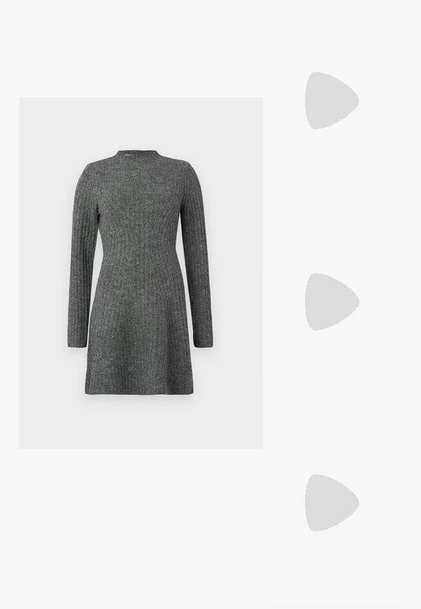 Ριγέ, φόρεμα μέχρι το γόνατο σε σκούρο γκρι χρώμα με μακριά μανίκια και ψηλό γιακά, κατασκευασμένο από μαλακό, υφαντό ύφασμα.; Μαύρο παπούτσι slingback από πατέντο δέρμα με μυτερή μύτη, λουράκια στον αστράγαλο που διαθέτουν ασημένιες αγκράφες και μεταλλικά στοιχεία, και λεπτό τακούνι.; Χρυσή μεταλλική τσάντα χειρός με δομημένο σχέδιο, λεία υφή και ρυθμιζόμενο λουρί. Διαθέτει μοναδικό τριγωνικό σχήμα και μινιμαλιστική ραφή.; Χρυσά σκουλαρίκια με υφή, κυματιστά σχήματα. Περιλαμβάνουν γλυπτικά κλιπ-σε σκουλαρίκια και σχέδιο ανοιχτού σκουλαρικιού με σφυρήλατη επιφάνεια.