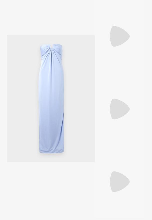 Lyseblå, stropløs maxikjole med en sammensunken bh, der har et diskret udsnit ved kraven og et glat, flydende stof.; Stuart Weitzman EMILIA MARY JANE FLAT - Ballerinasko m/ rem - black; Sort læder clutch med samlet tekstur, sølvfarvet metalramme, kys-lås lukning og kædestrop. Glat, blød overflade.; Guldtonede øreringe med uregelmæssige, strukturerede former, pyntet med grønne ædelsten og hvide perler, sikret med clips.