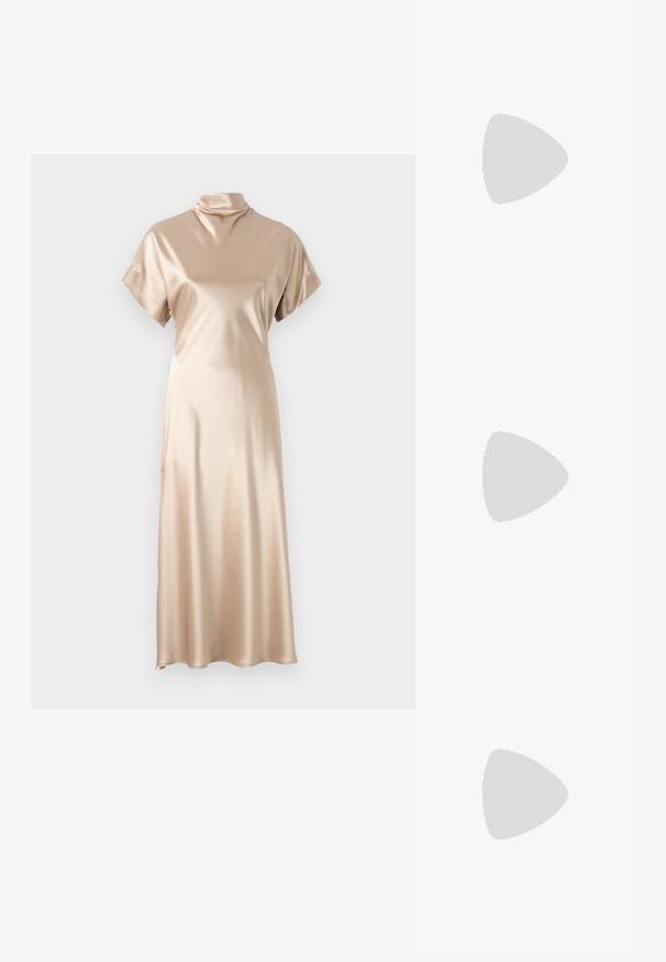 Malina ALIVIA MIDI - Koktel haljina / svečana haljina - champagne; Crne sandale na visokoj potpetici imaju tanke trake s čvorastim dizajnom, glatki kvadratni vrh i elegantnu stiletto petu.; Svijetlosivi metalik ruksač s lancem, ukrašen malim okruglim metalnim zakovicama i trokutastim logotipom marke.; Srebro naušnice u obliku prstena s glatkom, sjajnom završnom obradom. Zaobljenog oblika, laganog dizajna, s kopčom na poleđini.