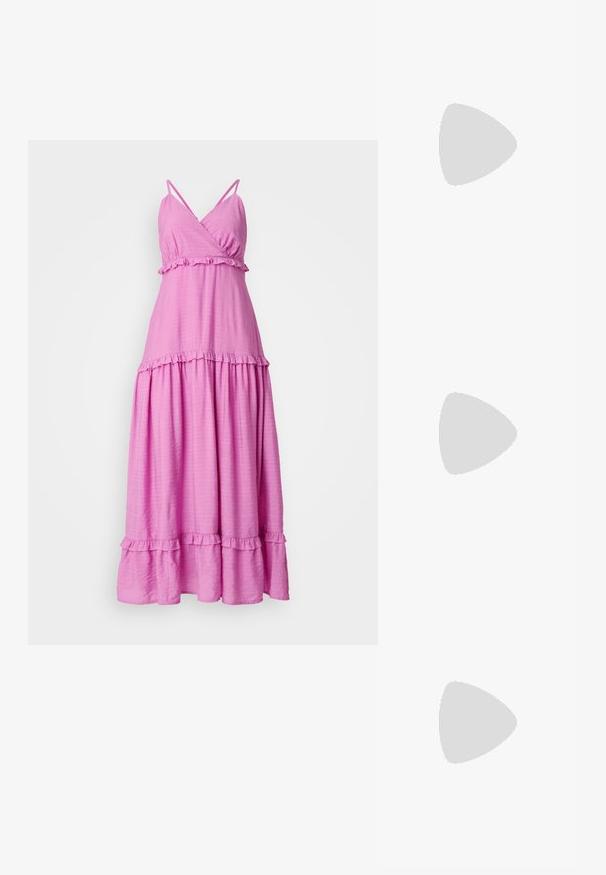 Rochie maxi lungă de culoare roz, cu bretele subțiri, de tip spaghetti, decolteu în V, volane stratificate și un finisaj texturat. Materialul este ușor și moale.; Pantofi cu toc slingback din piele lacuită neagră, cu vârf ascuțit și toc geometric. Prezintă un design elegant, minimalist și o textură netedă.; Geantă din piele neagră, cu o formă curbată, curea detașabilă și accesorii aurii. Geanta are un capac cu un detaliu tip cataramă.; Trei perechi de cercei: cercei cu perle albe mari, cercei tip cerc din aur cu pietre clare și două cercei lungi, drepți, din aur cu detalii strălucitoare.