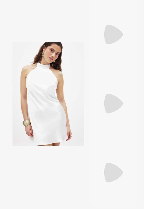 Weißes Halfterkleid aus glattem Stoff, mit einer leicht ausgestellt Silhouette und einem hohen Ausschnitt, akzentuiert mit einem metallischen Armband.; Schwarzer Lackleder Slingback-Schuh mit spitzem Zehenbereich, Knöchelriemen mit silbernen Schnallen und Beschlägen sowie einem schlanken Absatz.; Goldfarbene metallische Handtasche mit strukturiertem Design, glatter Textur und verstellbarem Tragegurt. Sie verfügt über eine einzigartige dreieckige Form und minimalistische Nähte.; Goldene Creolen mit einem glatten, runden Design. Dünn und leicht, mit einem durchgehenden Ring ohne Verzierung.