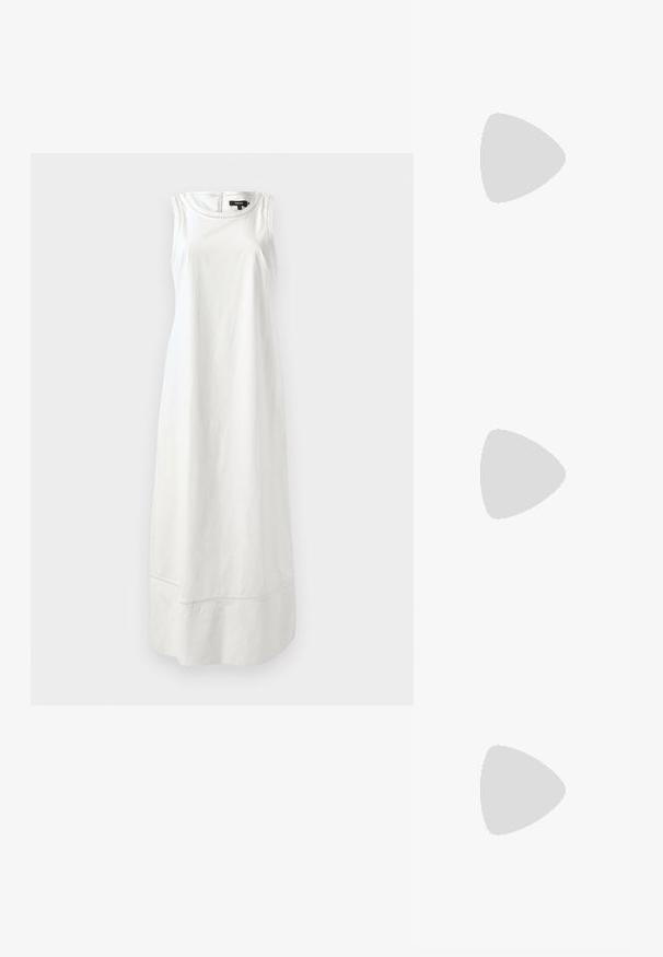 Balta be Rankovių suknelė, pagaminta iš lygaus audinio, turinti paprastą dizainą ir tiesią siluetą su subtilia siuvimo detale ant krašto.; Juodos šlepetės su tekstūruotu guminio pado, dviem siauromis dirželių ir subtiliu, įspaustu logotipo detalė ant dirželio.; Juodos didelės saulės akinių su ovaliais objektyvais, lygia plastiko rėmeliu ir aukso akcentais ant šventyklos. Tamsūs objektyvai suteikia apsaugą nuo saulės.; Džinsinis peties krepšys su išlenktu dirželiu, dviem priekiniais kišenėmis ir mygtuku užsegimu, pasižymintis šviesiai mėlyna medžiaga ir kontrastingomis siūlėmis.