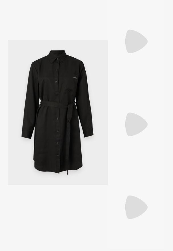 Svart knäpp skjortklänning i bomull, med krage, långa ärmar, en bröstficka och matchande bälte i midjan.; Svart lackskinn slingback pumps med spetsig tå och guldfärgad hårdvara på remmen, med en blockklack. Slät textur.; Svarta solglasögon med gradientlinser, fyrkantig form och en texturerad svart-vitt mönstrad båge. Har en silverfärgad logotypdetalj.; Guld hoops med en texturerad design och tre klara kristallaccentuer på ena sidan, vilket ger en modern geometrisk estetik.