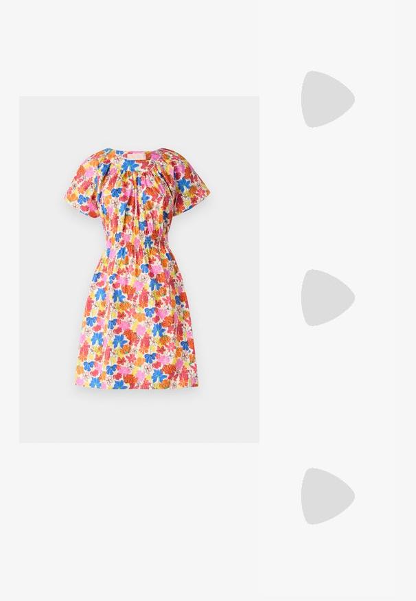 Blumenkleid mit kurzen Puffärmeln, gerafftem Taillenbereich und einem mehrfarbigen Muster mit roten, blauen, rosa und gelben Blumen auf einem hellen Hintergrund.; Helles rosa Peplum-Top aus glänzendem Satinstoff. Verfügt über einen quadratischen Ausschnitt und gepuffte Ärmel mit einem elastischen Saum.; Beige Leder-Ballerina mit runder Zehenform, minimaler Nahtgestaltung, niedrigem Absatz und dezentem Logo auf der Rückseite. Glatte, matten Oberfläche.; Schildpatt-Sonnenbrille mit ovalen Gläsern, braunem Farbton und goldenen Akzenten an den Bügeln. Dicke Rahmen mit glänzender Oberfläche und glatter Textur.
