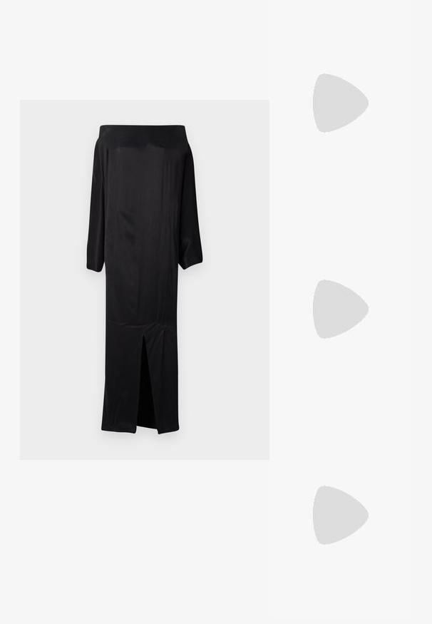 REMAIN BAT SLEEVE DRESS - Dolga obleka - black; Črne usnjene sandale središnje zaponke z ostro konico, okrasnimi trakovi z kovinskimi očesi in nizko blokasto peto. Teksturirana površina.; Črna usnjena torbica okrogle oblike, mehke teksture, z vozlanim ročajem in zlatimi kovinskimi dodatki. Zadrga za zapiranje.; Srebrni uhani v obliki Saturna, z zapletenimi detajli. Nosilka ima dolge rdeče lase in nosi barvno karirasto srajco.