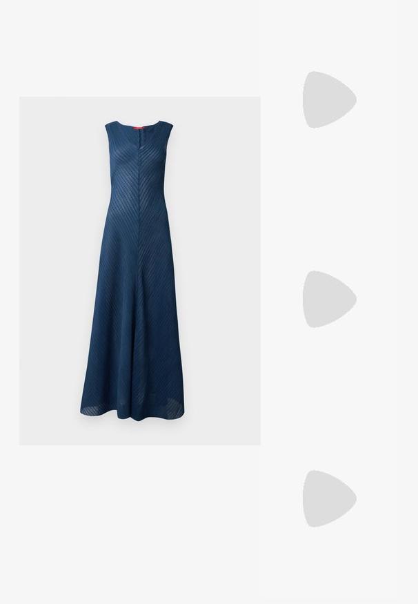 Robe longue sans manches bleu marine avec un motif de rayures verticales texturées et un col en V, offrant une coupe ajustée qui s'évase en bas.; Escarpin slingback en vernis noir avec un bout pointu, présentant un imprimé serpent texturé, une sangle réglable et un petit talon bloc texturé.; Sac en cuir noir porté en travers avec deux poches avant, boucles dorées, fermeture zippée et une sangle fine. Surface texturée et forme rectangulaire compacte.; Boucles d'oreilles en métal doré en forme d'anneau, avec une forme courbée et allongée. Elles présentent une surface lisse et brillante avec une pointe arrondie pour un détail supplémentaire.