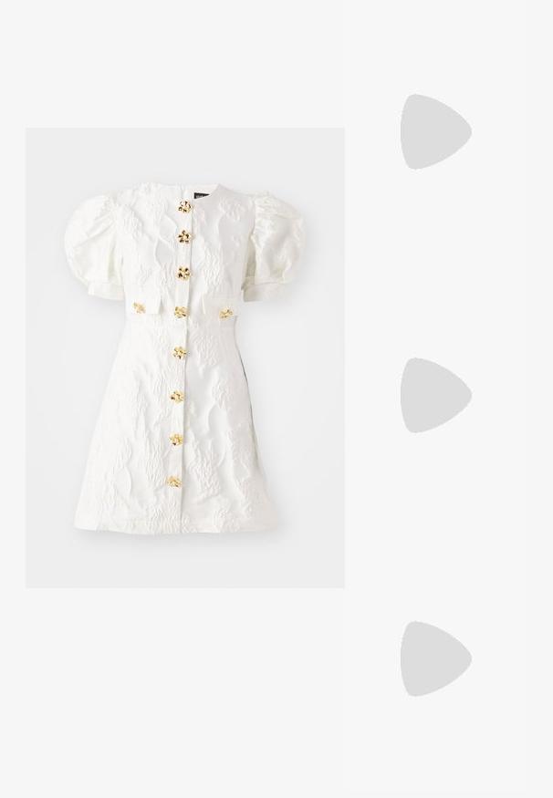 Biele šaty s puffovými rukávmi, textúrovaný kvetinový vzor a zlaté gombíky v tvare kvetu po celej dĺžke a v páse. Zapínanie na zips na zadnej strane.; Čierne semišové sandále na vysokom opätku s jednoduchým dizajnom remienka, otvorenou špičkou a remienkom okolo členka s striebornou prackou.; Biela šaty s bohatými rukávmi a kvetinovými ozdobami, doplnené zlatou kabelkou s flitrami a vintage zapínaním.; Náušnice v zlatej farbe so štyrmi perlami. Jeden pár má puzety; druhý je visiaci štýl s reťazou a ďalšími perlami.