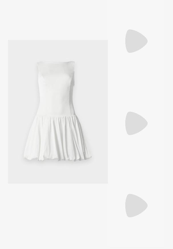 Abito bianco smanicato con un corpetto aderente e una gonna svasata drappeggiata. Tessuto liscio con una morbida caduta. Nessun motivo visibile o accessorio.; Sandalo in pelle nera con design superiore attorcigliato, punta quadrata e tacco basso a blocco, caratterizzato da una texture liscia e uno stile minimalista.; Occhiali da sole tartarugati con lenti blu, caratterizzati da una montatura arrotondata e aste sottili, che mettono in risalto una texture liscia e dettagli di design discreti.; Borsa tote nera intrecciata con manici lunghi, dotata di una pochette nera rimovibile con logo dorato, superficie testurizzata e design aperto.