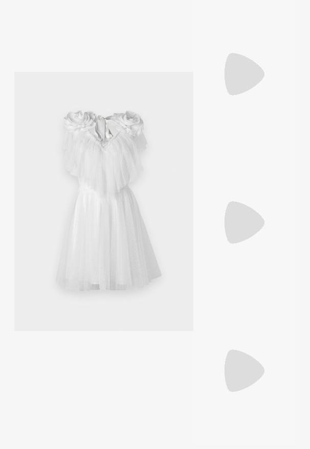Rochie albă cu accente florale la umeri, având tul stratificat și un corset ajustat. Marginile se află deasupra genunchiului.; Pantofi cu toc slingback negri din patent, cu vârf ascuțit, cu imprimeu de șarpe texturat, curea ajustabilă și toc scurt texturat.; Geantă neagră din piele, tip crossbody, cu două buzunare frontale, catarame aurii, închidere cu fermoar și o curea subțire. Suprafață texturată și formă rectangulară compactă.; Cercei din metal auriu, cu un design curbat și alungit. Au o suprafață netedă și strălucitoare, cu un vârf rotunjit pentru un detaliu suplimentar.