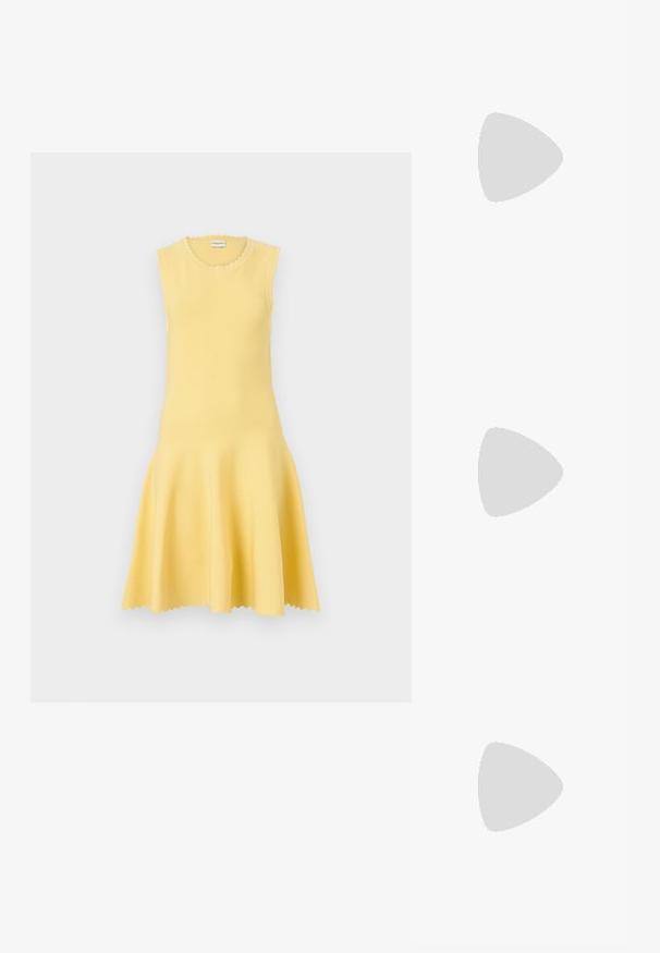Vestido amarillo sin mangas con falda acampanada, textura acanalada, escote y dobladillo con forma de pico, y detalles de ojales a lo largo del cuerpo.; Zapatillas de cuero blancas, diseño de corte bajo, con una textura suave, puntera redonda, cordones en la parte delantera y un pequeño logo bordado en el lateral.; Blazer negro de corte cruzado con pantalones a juego. Tejido suave, diseño estructurado y silueta ajustada. Lleva un pequeño bolso negro.; Pendientes de botón en tono dorado con un diseño retorcido. Cada pendiente cuenta con un respaldo circular transparente para una sujeción segura.