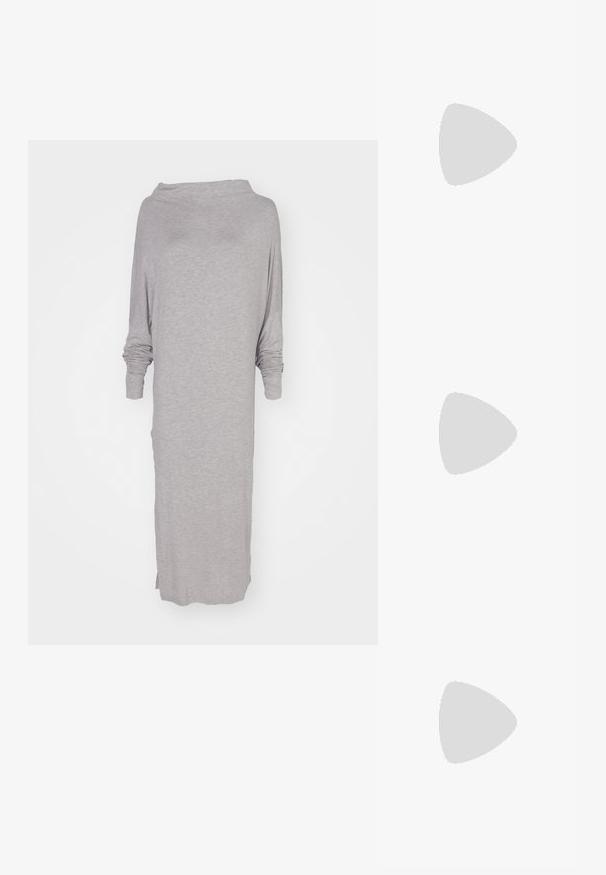 Gaiši pelēks, garām piedurknēm tērps, izgatavots no mīksta, teksturēta auduma. Tam ir plata kakla izgriezuma forma un sānu spraugas, kas nodrošina komfortu un brīvību kustībām.; Zila un violeta dzīvnieku raksta maxi kleita ar plāniem plecu siksnām, pieguļošu augumu, izplestu apakšdaļu un caurspīdīgu dekoratīvo kārtu.; Maza melna ādas rokassoma ar noapaļotu formu, augšējo rokturi un noņemamu siksnu. Valkāta kopā ar melnu auduma kleitu un melniem kroku apaviem.; Zeltaini auskari ar griezumu dizainu, kas iezīmējas ar ribotu tekstūru un gludu apdari. Vieglas un tukšas konstrukcijas.