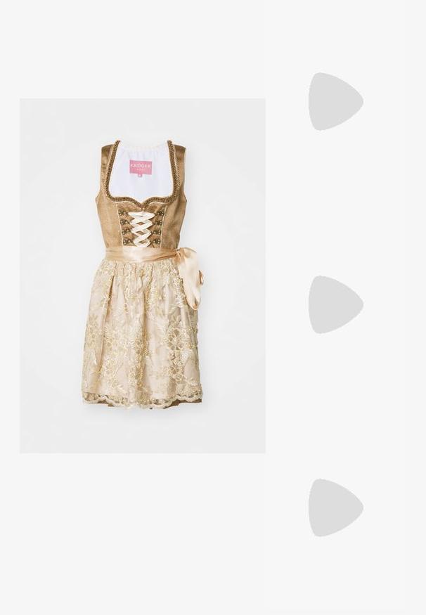 Robe dirndl beige avec corsage ajusté, devant lacé, boutons décoratifs et jupe crème ornée de broderies florales et d'un ruban.; Chaussures slingback à bout pointu en cuir blanc cassé, avec un petit nœud et un petit talon. Texture lisse, design minimaliste.; Sac à main capitonné blanc avec une bandoulière en chaîne dorée et un fermoir rectangulaire. Présente une texture lisse et un motif de couture géométrique.; Boucles d'oreilles dorées avec des designs circulaires ornés de perles et d'un accent en cristal. Comprend des styles à clous et des créoles avec des dos transparents.