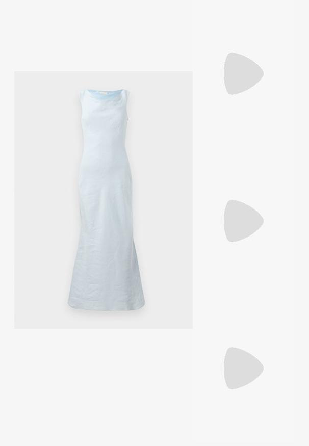 Ljusblå ärmlös klänning med rundad halsringning, figurnära bodice och utsvängd nederkant. Tillverkad av slät tyg med en subtil struktur.; Svart lackskin slingback-häl med spetsig tå, med texturerad ormskinnsprint, justerbar rem och en kort, texturerad blockklack.; Svart läderaxelväska med två framfickor, guldspännen, dragkedjestängning och en smal rem. Texturerad yta och kompakt rektangulär form.; Guldtonade metallörhängen i en kurvad, avlång form. Har en slät, glänsande yta och en rundad spets för en extra detalj.