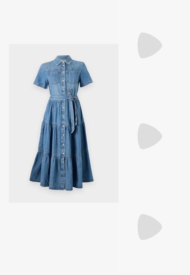 Robe en denim avec un col, des manches courtes, deux poches avant, un devant à boutons, une ceinture à la taille et un design de jupe à volants en bleu.; Escarpins en cuir verni noir avec bout pointu et talon bloc géométrique. Présente un design élégant et minimaliste ainsi qu'une texture lisse.; Sac à main structuré blanc avec de courtes poignées et une bandoulière, doté de accents en métal doré et d'un matériau texturé, présenté sur un fond gris.; Ensemble de six anneaux en or présentant divers designs : tressés, motifs de feuilles et bandes unies ; certains avec des accents de pierres précieuses vertes.