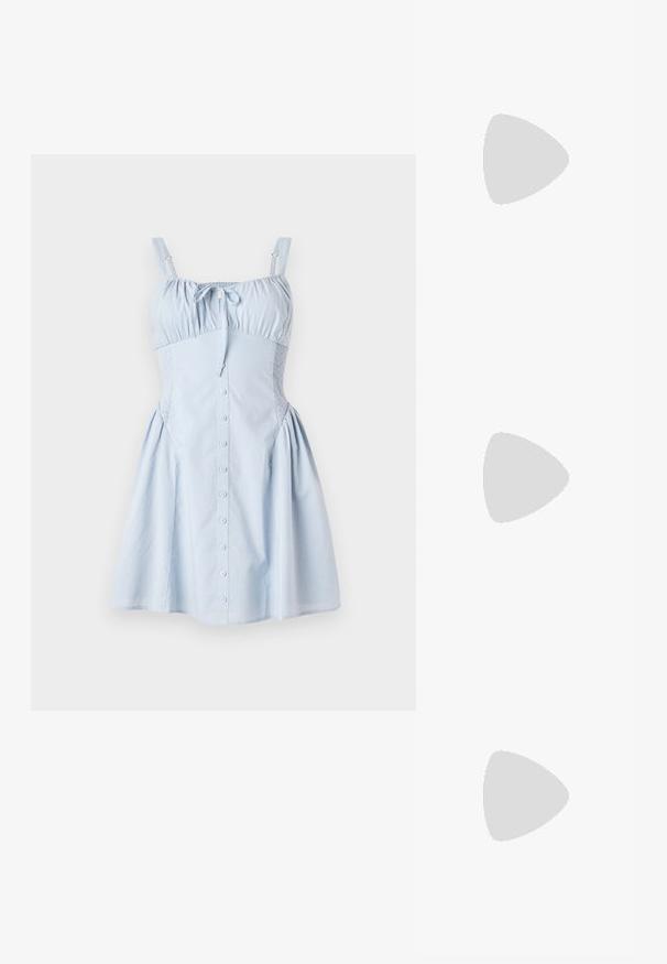 Vaaleansininen mekko, jossa on säädettävät hihnat, pussitettu kaula-aukko, nappisuljenta edessä ja smockatut sivupaneelit. Laskostettu hame tuo lisää volyymia. Sileä puuvillakangas.; Valkoinen puuvillapaita, jossa on suuri, kirkkaan punainen hummerigrafiikka edessä. Lyhyet hihat ja standardi pyöreä kaula-aukko.; Valkoiset korkeavartiset kangaskengät mustalla kumipohjalla, edessä kuminen varvasosa ja kuusi nauha-aukkoa, puhtaan minimalistisella muotoilulla.; Punainen nahkalaukku, jossa on kulmikas, geometrinen muotoilu. Varustettu yhdellä säädettävällä hihnalla ja läpällä, jossa on ommeltu yksityiskohtia.