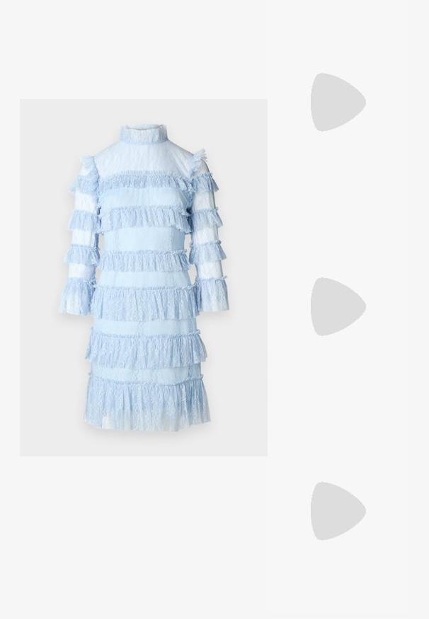 Vestido de renda azul claro com detalhes de camadas em babados. Apresenta um decote alto e mangas longas, criando uma aparência texturizada e estruturada.; As sandálias de salto alto pretas apresentam tiras finas com um design em nó, uma biqueira quadrada lisa e um elegante salto agulha.; Bolsa metálica cinza claro com uma alça de corrente, adornada com pequenos rebites metálicos circulares e um logótipo triangular da marca.; Brincos de argola prateados com um acabamento suave e brilhante. Forma arredondada, design leve, com fecho de pino.