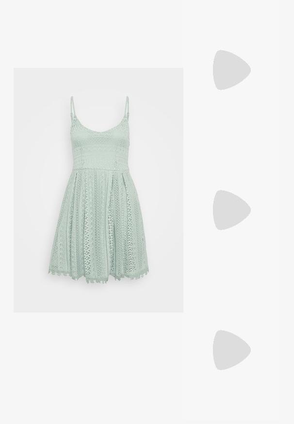 Mint zelena čipkasta obleka z nastavljivimi naramnicami, ima prilegajoč se zgornji del, razširjen krilo in zapletene vzorce s scalloped robom.; Črne natikače s trakovi in kvadratnim prstom ter nizkim blokastim peto. Imajo več tankih trakov in nastavljiv trak okoli gležnja. Narejene so iz gladkega usnja.; Črna usnjena torba čez ramo z gladko teksturo, pravokotno obliko in kovinskim verižnim detajlom spredaj. Vključena je nastavljiva naramnica.; Srebrn dvojni prstan z gladko, polirano površino. Ima tekoč, ukrivljen dizajn z prekrivajočimi se sekcijami za sodoben videz.