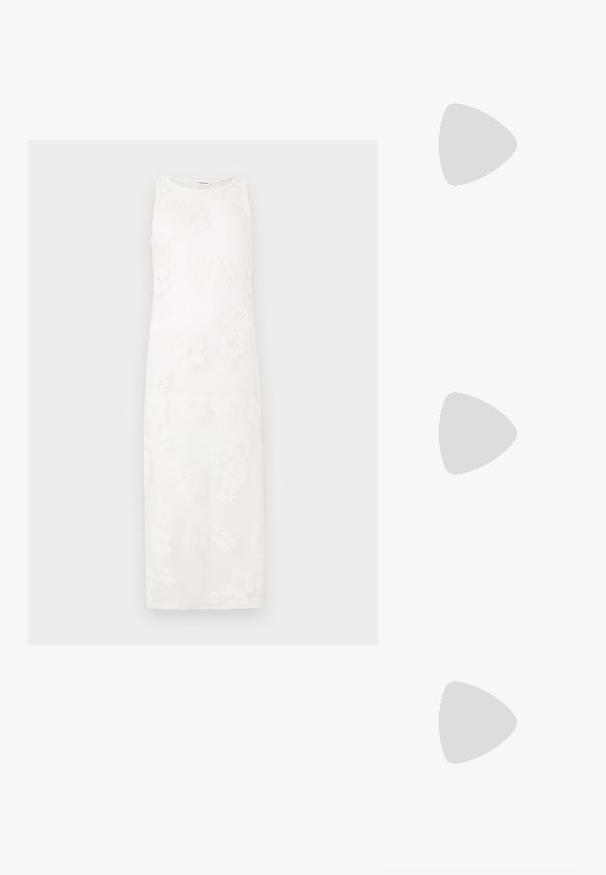 Bela obleka brez rokavov z cvetličnim vezenjem, ravno silhueto in teksturirano tkanino. Minimalistična zasnova brez vidnih zapirk.; Črne usnjene škornje do kolen z nizkim blok petom in zaobljenim nosom, prikazane v bočnem profilu na belem ozadju.; Jasnočične sončne očala s svetlo rjavimi lečami in prozornim okvirjem. Model nosi zeleno rebrasto majico in karirasti blejzer. Zlati obročasti uhani.; Črna torbica z strukturirano obliko, gladko teksturo in kovinskim zaponko. Ujemajo se z širokimi črnimi hlačami in odprtimi sandali na lesenem tleh.