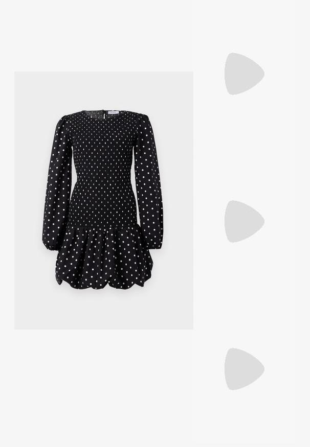 Svart långärmad klänning med vita prickar, smockad figurnära överdel, puffig kjol och rund halsringning.; Spetsig tå högklackad sko med en färgpalett av silver, guld och nude. Glansig yta med utskärningsdesign, utrustad med en stilettklack.; Silverfärgad metallisk påse med en mjuk, rundad form och en knutstängning upptill. Tillverkad av ett mjukt material i konstläder.; Silverörhängen med en vriden design som har en blank yta och bakåtlås. Mått ca 3 cm i diameter.