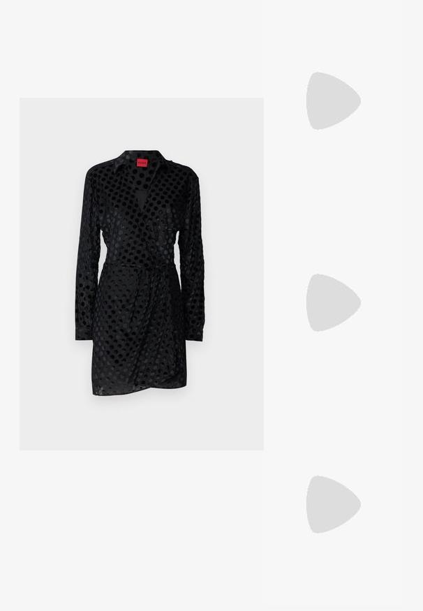 Robe noire à motif à pois, à manches longues, avec un col et un design enveloppant, agrémentée d'une ceinture à la taille. Fabriquée en matériau lisse.; Des sandales noires à talons hauts avec des fines lanières au design noué, un bout carré lisse et un talon aiguille élégant.; Sac à main en métal gris clair avec une bandoulière en chaîne, orné de petits clous métalliques ronds et d'un logo de marque triangulaire.; Boucles d'oreilles en argent avec une finition lisse et brillante. Forme arrondie, conception légère, avec un fermoir à tige.