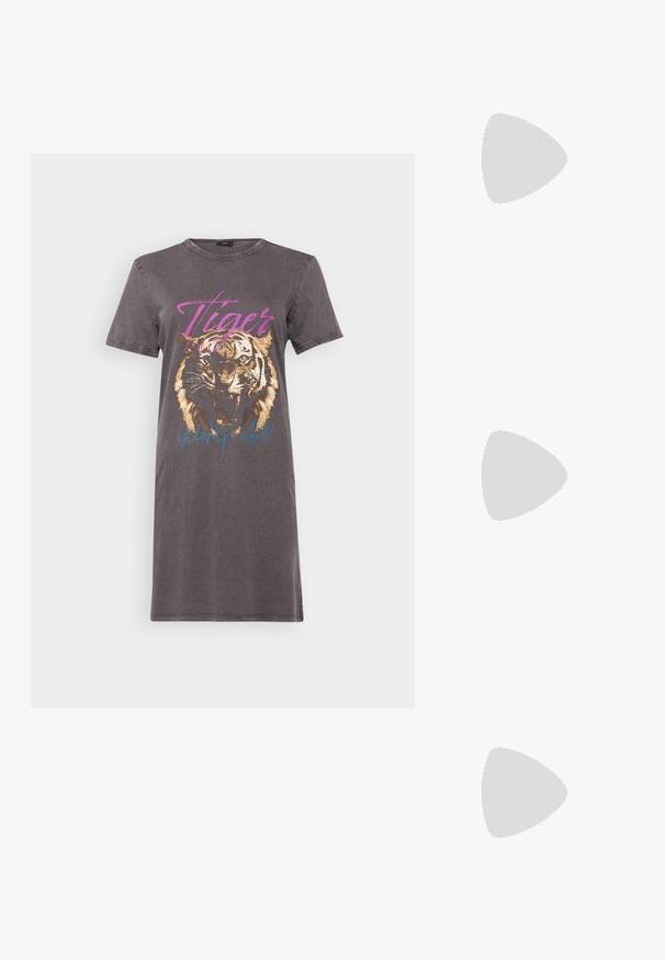 Pilkos spalvos T-shirt suknelė su tigro grafika, metalizuotais auksiniais ir mėlynais užrašais, apvaliu iškirpimu ir trumpomis rankovėmis, šiek tiek pažeistais kraštais.; Rudos odinės kaubojaus batai su smailiu priekiu ir blokuotu kulnu, pasižymintys detaliu siuvinėjimu ir iškiliais akcentais ant ašies.; Juodas odinis dėkliukas su atvarteliu ir auksinės metalinės sagties detalėmis. Įeina juodas diržas ir elegantiškas, minimalistinis dizainas.; Sidabrinės pusmėnulio auskarai minimalistiniu dizainu. Apskritimo forma, lygus paviršius ir plonas profilis. Lengvi su poliruotu apdailu.