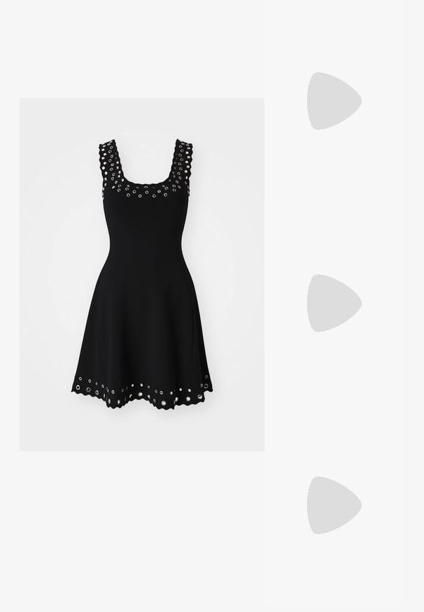 Maje ROEILLETY - Džersio suknelė - noir; Juodas lakinės odos plokščias batelis su kvadratiniu pirštu, kulkšnies dirželiu su sidabro detalėmis ir plokščiu padu. Sklandus paviršius su minimalistišku dizainu.; Maje MISS MINI - Rankinė per petį - noir; Aukso spalvos auskarai su keliais kaskadiniais grandinėlėmis, su skaidriais ovaliais kristalų akcentais ir dekoratyviniais auskarų priekiais.