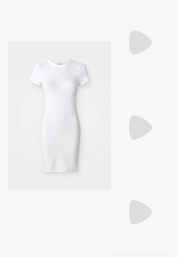 Balta medvilninė suknelė su trumpomis rankovėmis, prigludusio silueto ir apvaliu iškirpimu. Papuošta maža siuvinėta logotipu ant krūtinės.; Juodas smailus slingback batelis su žemu kulnu, pagamintas iš lygaus odos paviršiaus ir su išpjovomis šone, užtikrinančiomis oro pralaidumą.; Juodas odinis rankinukas, turintis kreivinę formą, siaurą rankeną, sidabrinę užtrauktuką ir Calvin Klein logotipą priekyje. Lygus tekstūra ir minimalistinis dizainas.; Auksinės tonacijos auskarai su mėnulio forma, lygus paviršius ir sklendės uždarymas. Lygus tekstūra ir atspindintis finis padidina matomumą.