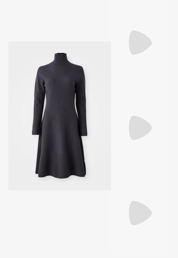 Abito lungo grigio scuro con maniche lunghe e colletto alto. Silhouette a forma di A, texture morbida e orlo che si allarga nella parte inferiore.; Mule nere in pelle con tacco alto, punta aperta, design affusolato, texture liscia e tacco stiletto sottile.; Clutch in pelle beige plissettata con una struttura in metallo argento, dotata di due chiusure decorative rotonde e una tracolla in catena argentata.; Rabanne XL LINK  DOUBLE HOOP EARRINGS - Orecchini - gold-coloured
