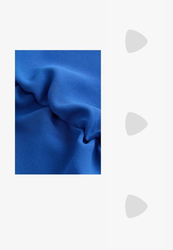 Tissu bleu texturé avec des drapés souples et fluides, possédant une surface lisse, mettant en valeur une couleur riche et un subtil éclat.; Sandales à talons vernies noires avec un bout carré, des sangles autour de la cheville et des boucles en argent. Dotées d'un talon bloc épais pour plus de stabilité.; Lunettes en métal doré avec des verres ovales, des branches fines et des plaquettes de nez transparentes. Présente des accents subtils sur les charnières et des verres transparents.; Sac à main en cuir noir avec une forme courbée, bandoulière amovible et des accessoires en or. Le sac est doté d'un rabat avec un détail de boucle.