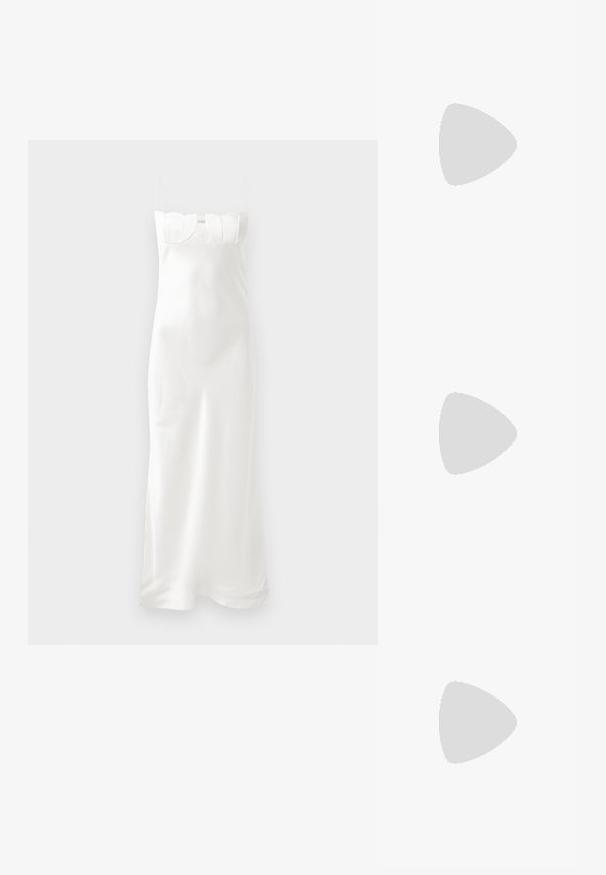 Rochie albă din satin, cu bretele subțiri, cu un corset modelat și detalii ondulate în partea de sus, având o siluetă fluidă, până la gleznă.; Top alb cu dungi, cu decolteu rotund și detaliu metalic pe umăr. Textură moale, design ajustat și stil fără mâneci.; Jachetă puffer cu un model maro și negru, asortată cu o fustă mini din piele de șarpe maro, cizme negre până la genunchi și o geantă mică neagră.; Geantă de piele neagră cu un design curbat, dotată cu studuri argintii, o cataramă și două buzunare laterale. Curea ajustabilă pentru opțiuni de transport.