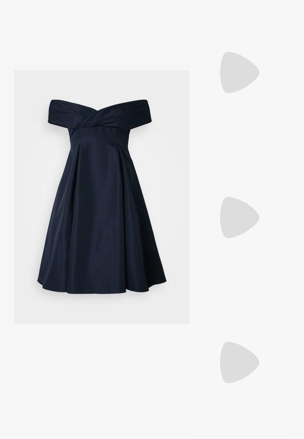Granatowa sukienka bez ramiączek z satyny, dopasowana w talii, z plisowanym dołem i gładką fakturą. Prosty design, bez widocznych wzorów.; Czarne lakierowane półbuty na obcasie z wydłużonym noskiem i geometrycznym słupkiem. Charakteryzują się eleganckim, minimalistycznym designem oraz gładką fakturą.; Czarna skórzana torebka o zakrzywionym kształcie, z odpinanym paskiem i złotymi akcentami. Torebka posiada klapę z zapięciem w kształcie klamry.; Pierścionek w odcieniu złota z organicznym, skręconym wzorem, o gładkiej fakturze i zwężających się końcach, tworzący nowoczesny, rzeźbiarski wygląd.