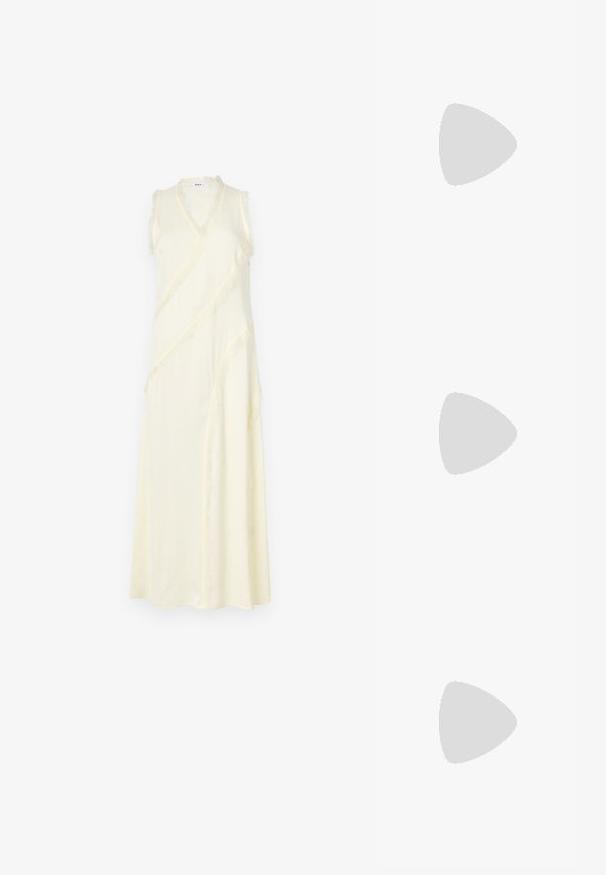 Rochie fără mâneci, în stil înfășurat, de culoare galben pal, cu decolteu în V. Prezintă margini destramate pe laturi și o siluetă fluidă. Textură a materialului moale.; Sandale negre cu toc înalt au curele subțiri cu un design legat, un vârf pătrat neted și un toc stiletto elegant.; Geantă metalică gri deschis, cu un strap din lanț, decorată cu mici ținte circulare metalice și un logo de marcă triangular.; Cercei rotunzi din argint cu un finisaj neted și strălucitor. Design ușor, având o formă rotundă și închidere cu tijă.