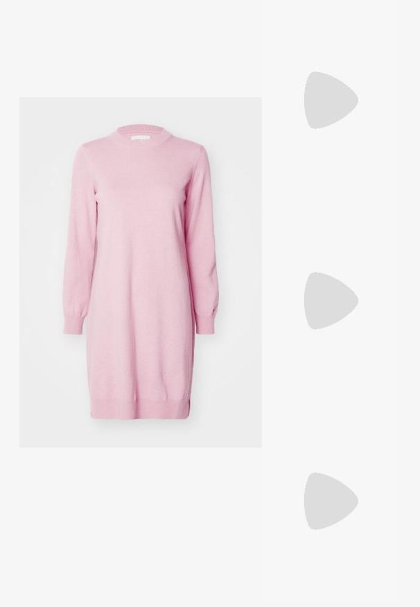 GANT DRESS - Abito in maglia - dusty pink; Sandali neri con tacco alto presentano sottili cinturini con design annodato, una punta quadrata liscia e un elegante tacco a spillo.; Borsa a mano metallica grigia chiara con tracolla a catena, impreziosita da piccoli chiodi metallici circolari e da un logo triangolare del marchio.; Orecchini a cerchio in argento con una finitura liscia e lucente. Forma arrotondata, design leggero, con chiusura a perno.