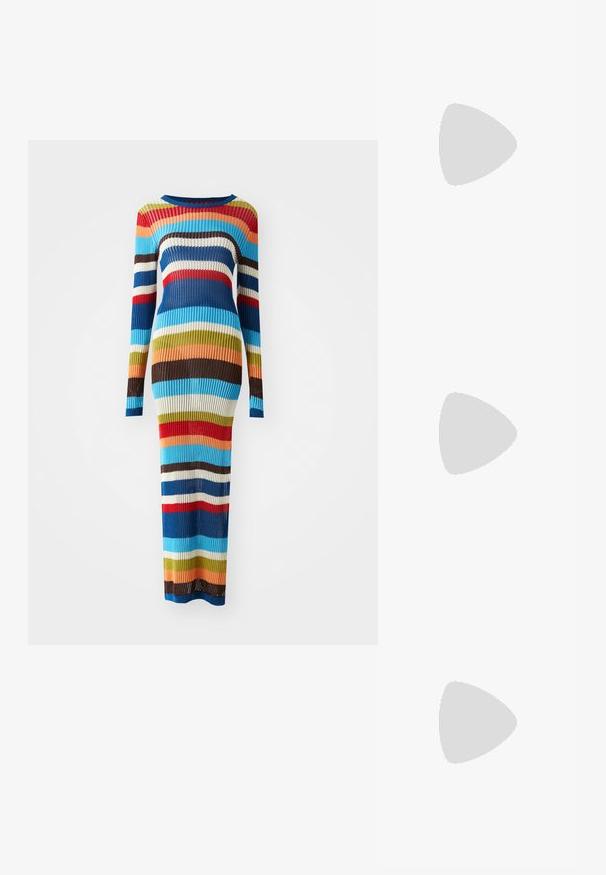 Ribbed knit-dress with long sleeves, jossa on vaaleita vaakaraitoja sinisessä, punaisessa, ruskeassa, vihreässä, vaaleassa ja oranssissa. Tiukka siluetti, lattiaan asti ulottuva.; Musta nahkasandaali ohuilla remmeillä, matalalla lohkokannalla ja neliönmuotoisella varpaalla. Varustettu soljella ja sileällä pinnalla.; La handbagin sininen nahka, jossa on kaksi pitkää kahvaa, Buckle-yksityiskohta ja avaimenperä kiinnitettynä. Sen pinta on sileä ja muoto on suorakulmainen.; Hopeakiharat korvakorut, joissa on kaareva, pavun muotoinen muoto. Pehmeä, kiiltävä pinta, ja kiinnitysvarusteena on nuppi ja tausta.
