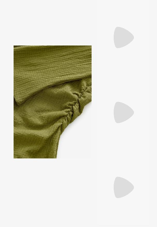 Strukturierter olivgrüner Stoff mit einem wellenförmigen Muster und gerafften Details. Weich und leicht elastisch, geeignet für vielseitige Bekleidungsstücke.; Goldene, metallische Slingback-Absätze mit spitzem Zeh und dicker Ferse. Glatte Textur, minimalistisches Design und ein schmaler Riemen.; Schwarze Lederhandtasche mit geschwungener Form, abnehmbarem Tragegurt und goldenen Beschlägen. Die Tasche verfügt über einen Deckel mit einer Schnallen-Details.; Goldfarbene Ohrringe mit ovalen klaren Kristallen, die von kleineren klaren Steinen umgeben sind, und einem Haken-Design für sicheren Halt.