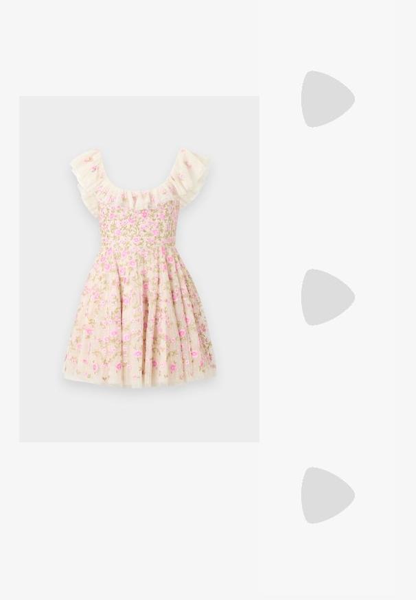 Ziedu izšūta kleita krēmkrāsā ar viļņainām piedurknēm, rozā ziediem un izplestu svārku. Izgatavota no viegla auduma.; Melnas patentā ādas augstpapēžu kurpes ar norādītu purngalu, regulējamu potītes siksniņu un mērenu bloku papēdi. Gluda tekstūra ar spīdīgu apdari.; Melnas ādas plecu soma ar krokotu dizainu, gludu faktūru, vienu siksnu un smalku zelta aparatūru.; Pāris neregulāras ovālas formas zelta toņos metāla auskaru ar teksturētu, nedaudz sitētu virsmu uz baltas fona.