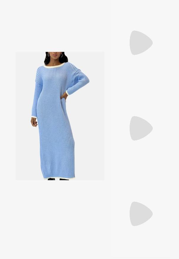 Hellblaues Strickkleid mit Rippenstruktur, weiter Ausschnitt und weißem Besatz an Ärmeln und Saum, mit lockerem Sitz.; Schwarze Lederpumps mit spitzem Zehenbereich und niedrigem Blockabsatz. Mit einem Knöchelriemen und einer goldfarbenen Schnalle. Glatte Textur.; Schwarze Lederhandtasche mit geschwungener Form, abnehmbarem Tragegurt und goldenen Beschlägen. Die Tasche verfügt über einen Deckel mit einer Schnallen-Details.; Ohrringe in Goldoptik mit strukturierten, gewellten Formen. Beinhaltet skulpturale Clip-Ohrringe und ein offenes Hoop-Design mit gehämmertem Finish.