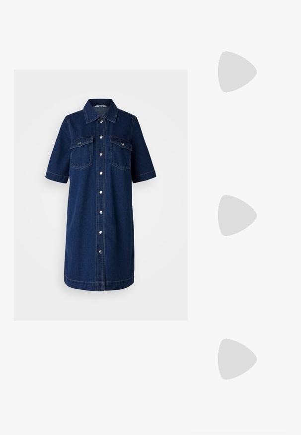 Denim srajčna obleka v temno modri barvi, z kratkimi rokavi, sprednjim gumbom, dvema žepoma na prsih in srebrnimi dodatki.; Črne lakirane sandale s peto, kvadratnim prstom, trakovi okrog gležnja in srebrnimi zaponkami. Opremljene so s stabilno Debelo peto.; Črna usnjena torbica s ukrivljeno obliko, z odstranljivo naramnico in zlatimi dodatki. Torbica ima pokrov s podrobnostmi v obliki zaponke.; Štiri pare srebrnih uhani: dva sijoča gladka obroča, en teksturiran in en pokrit z majhnimi prozornimi kamenčki.
