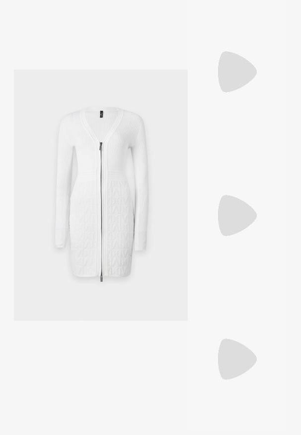 Robe tricotée blanche avec fermeture éclair à l'avant, présentant une texture côtelée sur les manches et un bas à motifs. Design simple et ajusté dans l'ensemble.; Chaussure slingback en cuir noir avec un bout pointu, un talon fin et un accent en métal doré sur le devant. Texture lisse et design structuré.; Sac à main en cuir noir avec finition texturée, forme angulaire, doubles poignées et une bandoulière réglable. Présente un accent avec le logo DKNY.; DKNY INLAY STUD - Boucles d'oreilles - black/gold-coloured