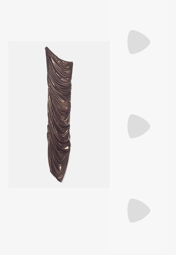 Norma Kamali DIANA GOWN - Trikotāžas kleita - chocolate; Zelta papēža sandales ar mezglotu priekšpusi, plīšu tekstūru un potītes siksniņu. Bloku papēdis ir ar ribotu dizainu, kas uzlabo saķeri.; Melnas ādas spainīša somas ar teksturētu apdari, zelta metāla aksesuāriem un atvērtu augšu. Piedāvā īsu rokturi un regulējamu plecu siksnu.; Zeltītu mezgla auskari ar vērptu dizainu. Katrs auskaru pāris ir aprīkots ar apaļu caurspīdīgu atbalstu drošai nēsāšanai.