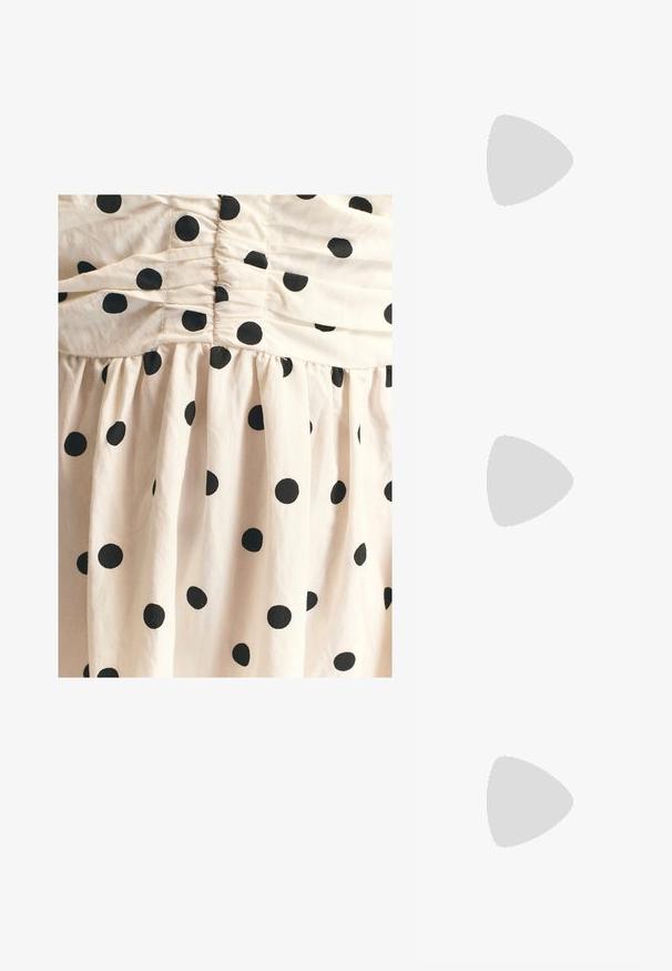 Kremfarvet bomuldskjole med en rynket overdel og en udvidet nederdel, prydet med store sorte polkaprikker over det hele. Blød tekstur.; Sorte klip-klap sandals med en glat overdel og en tekstureret sål. Minimalistisk design med en lavprofil silhuet.; Sorte katteøje solbriller med mørkegrå linser, slankt plastisk stel, spidse hjørner og lige stænger. Ingen synlig hardware eller dekorationer.; Naturlig vævet stråtaske med en tekstureret overflade, stor åben top, buet form og en mørk læderrem. Har en sort accent i bunden.