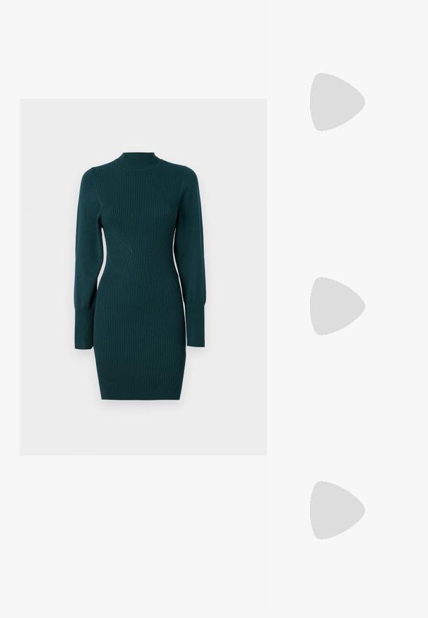 Rochie tricotată de culoare teal închis, cu textură cu nervuri. Prezintă un gât înalt, mâneci lungi și un siluetă ajustată. Lungime până la mijlocul coapsei.; Bocanci de cowboy din piele maro, cu vârf ascuțit și toc pătrat, având cusături detaliate și accente ridicate pe tijă.; Geantă de mână din piele neagră, cu clapetă și un detaliu din metal auriu. Include o curea neagră și un design elegant, minimalist.; Cercei din argint cu un design torsadat, având un finisaj lucios și închidere cu tijă. Au un diametru de aproximativ 3 cm.