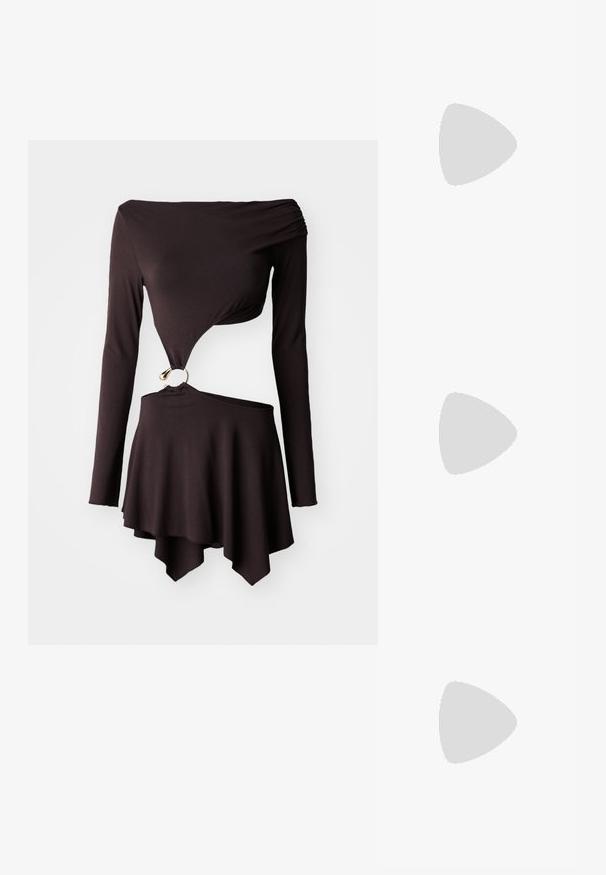 Svart långärmad topp med asymmetrisk nederkant, med en twist-design och cirkulär guldhardware-detalj vid midjan. Mjuk, elastisk material.; Guld, metalliska slingback-klackar med spetsig tå och chunky klack. Slät textur, minimalistisk design och en smal rem.; Svart läderhandväska med en böjd form, avtagbar rem och guldiga detaljer. Väskan har ett lock med en spänndetalj.; Örhänge i guldtonad metall med en elegant, böjd design. Har en distinkt spetsig form, polerad yta och gångjärnslås.