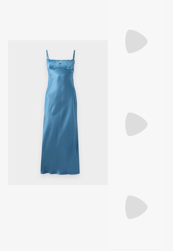 Een lange, strakke blauwe satijnen jurk met dunne bandjes en een gestructureerde, gegolfde lijfje. Gladde textuur met een vloeiende silhout.; Zwarte gepatineerde leren hoge hak muiltjes met een spitse neus en een slanke silhouet, met een open achterkant en een slanke stilettohak.; Zwarte lederen handtas met een gebogen ontwerp, voorzien van zilveren studs, een gesp en twee zijvakken. Verstelbare schouderband voor verschillende draagmogelijkheden.; Rabanne XL LINK DOUBLE HOOP EARRING - Oorbellen - silver-coloured