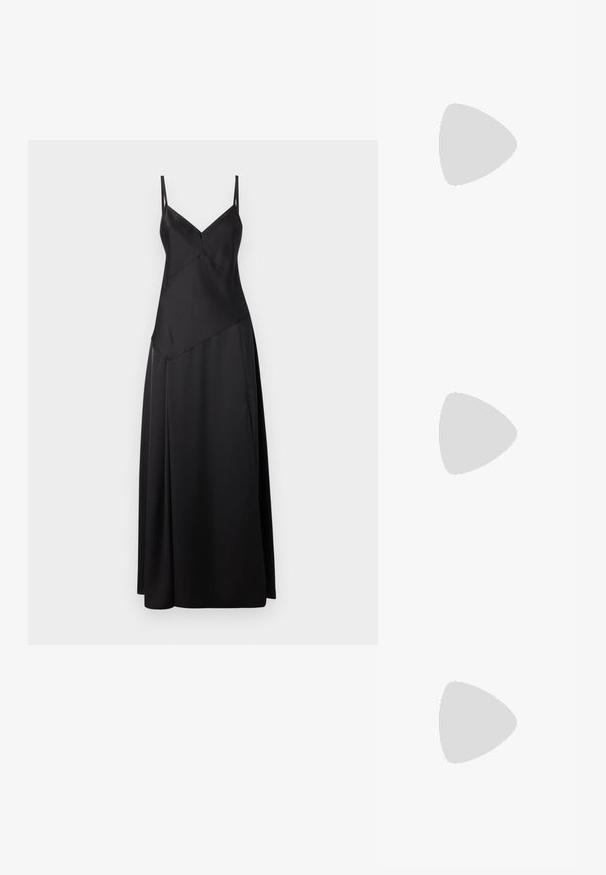 Svart satinmaxiklänning med tunna justerbara remmar, som har en geometrisk design och en flödande silhuett. Slät textur med en matt yta.; Svart lackläder högklackad sandal med ankelrem och gyllene spänne, öppen tå och smal stilettklack på en enfärgad bakgrund.; Svart vävd väska med en unik halvmåneform, försedd med ett runt handtag och subtil logotypdetalj framtill. Texturerad yta genomgående.; Silverörhängen formade som Saturnus, med intrikata detaljer. Bäraren har långt rött hår och bär en färgglad rutmönstrad skjorta.